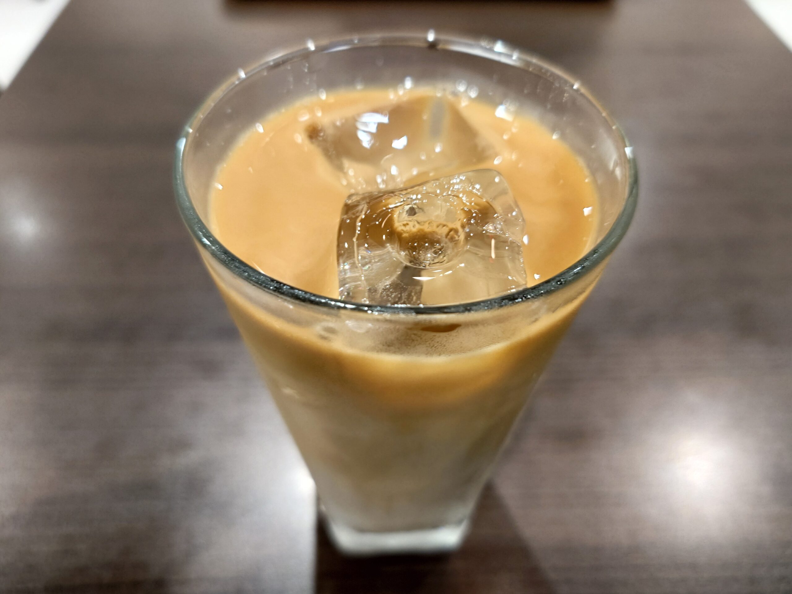 ホリーズカフェ　アイスカフェオレ　370円