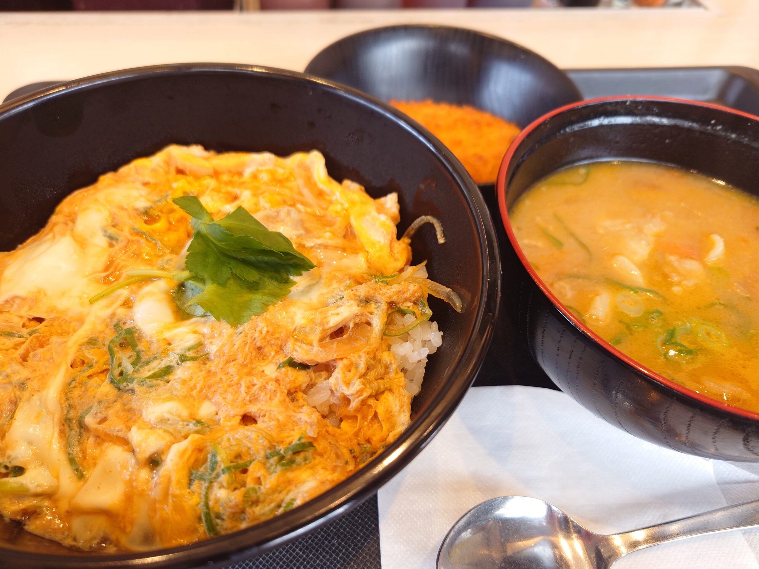 玉子丼と豚汁(朝食)