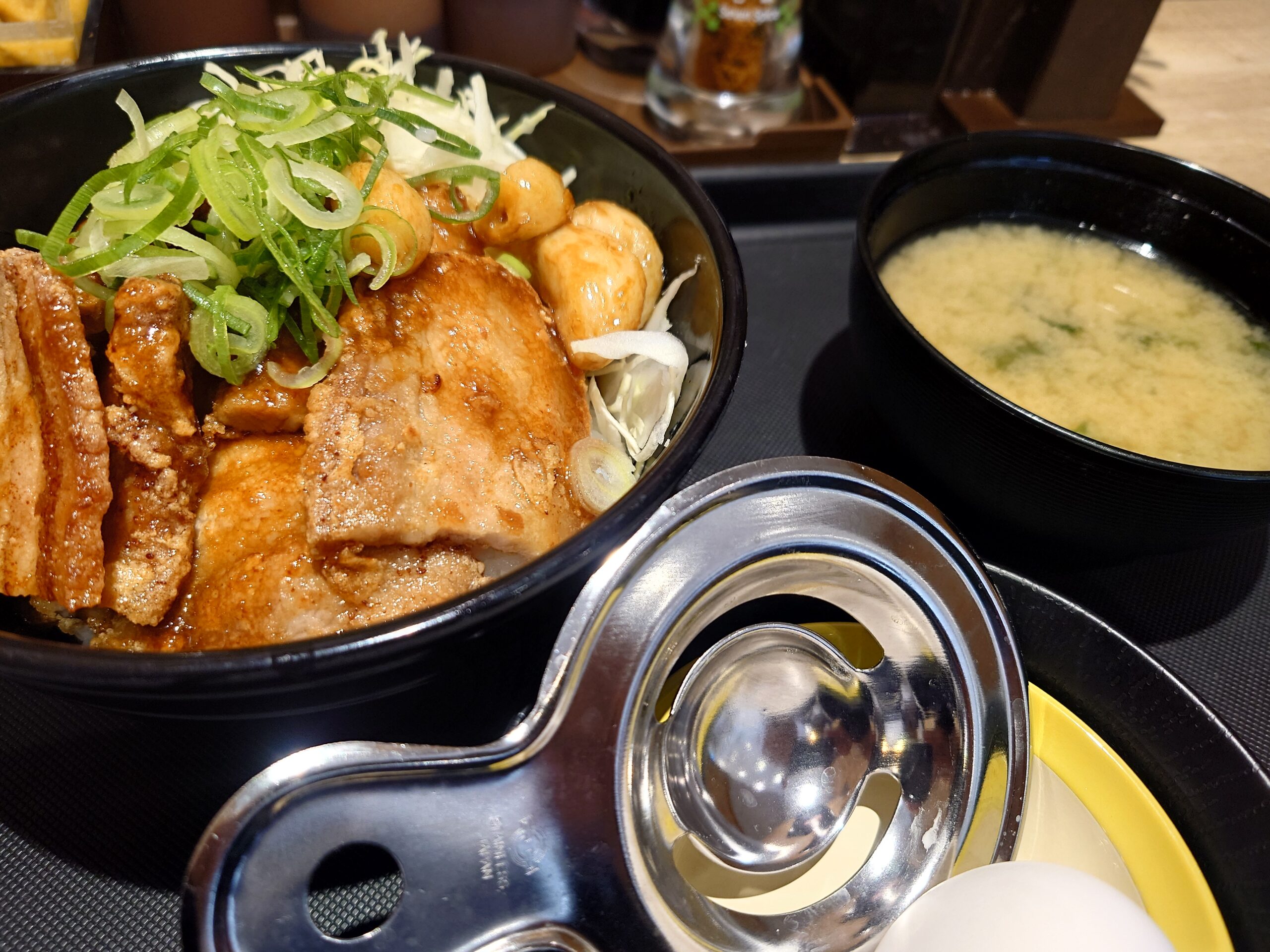 にんにく醤油香るムートート丼“タイ風豚バラ唐揚丼”