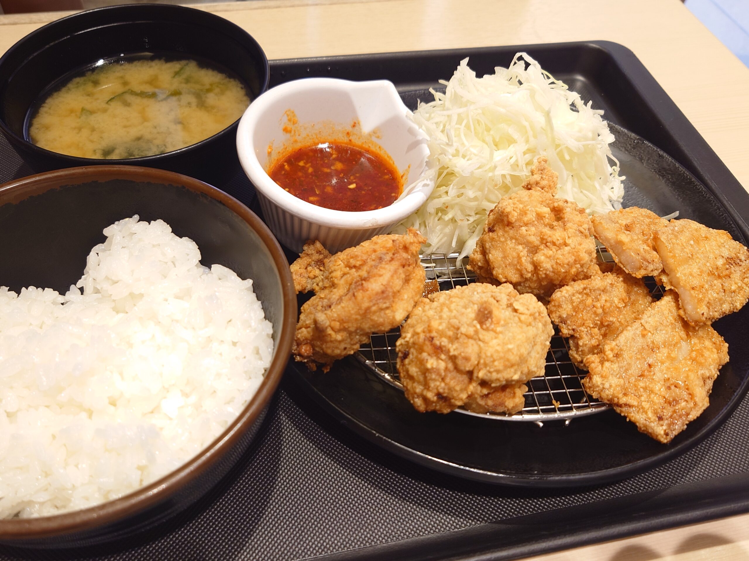 鶏の唐揚げ＆ムートート“タイ風豚バラ唐揚げ”定食