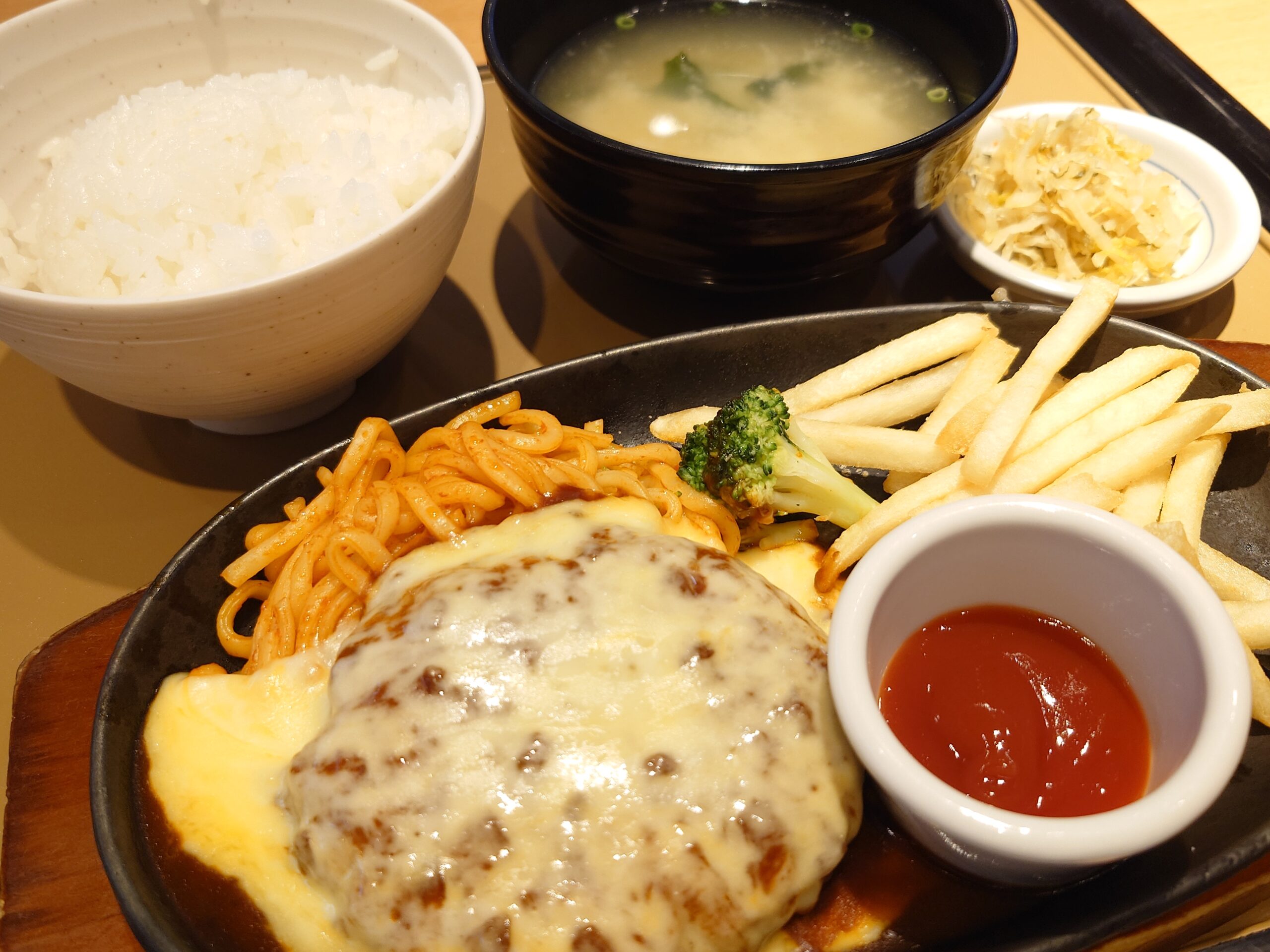 4種のチーズハンバーグ定食