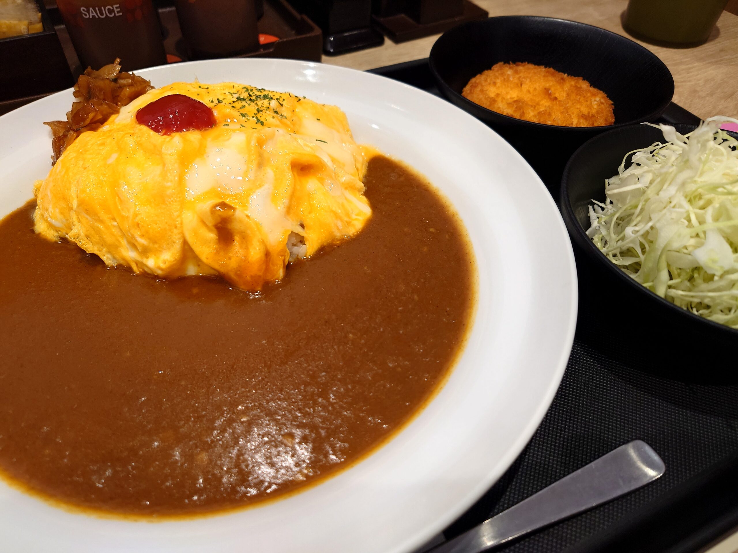 【オリジナル】モーニングオムレツカレ 610円+無料クーポンコロッケ
