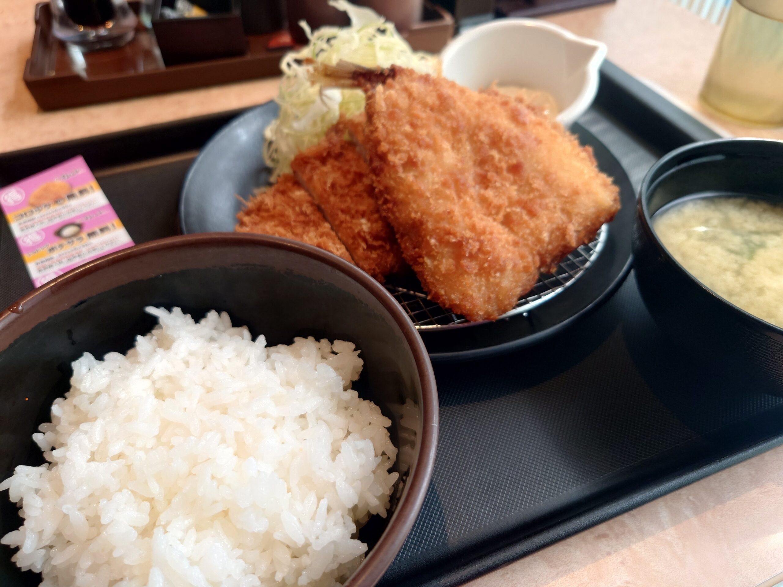 ロースかつ＆アジフライ（１枚）定食 930円