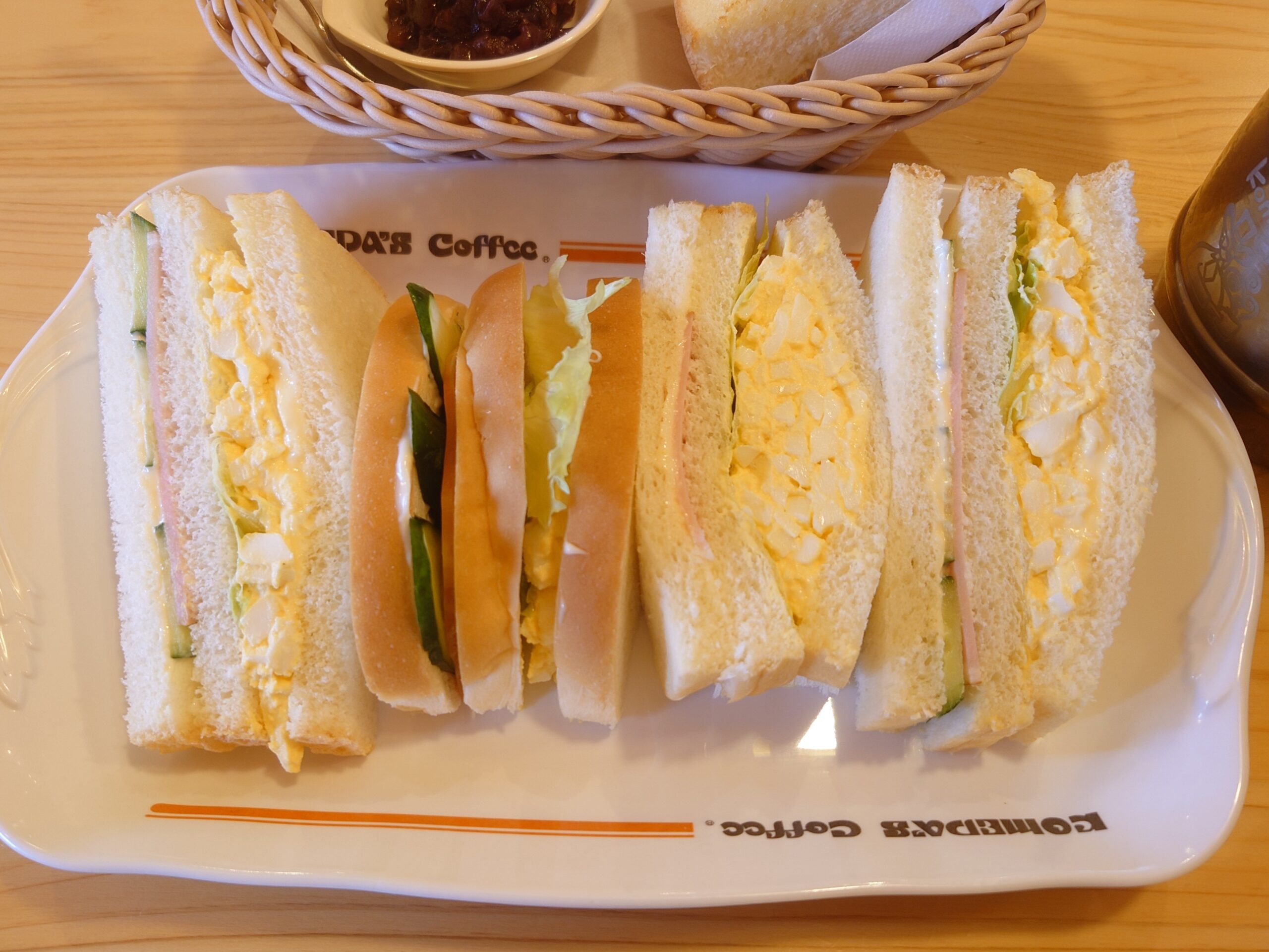 たっぷりアイスコーヒー 640円+Cモーニング+ミックスサンド 720円