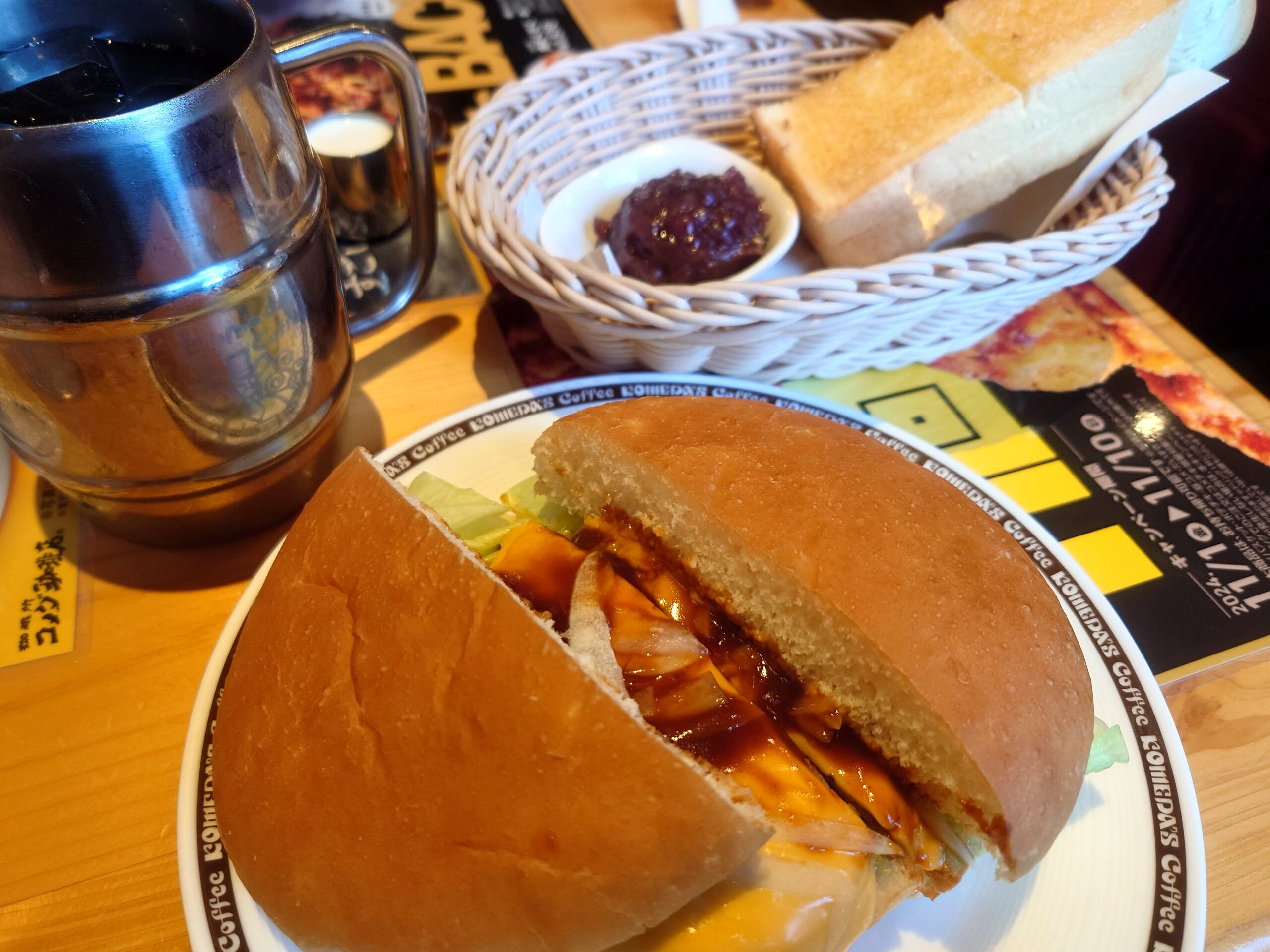 たっぷりアイスコーヒー 620円+Cモーニング+自慢のドミグラスバーガー 680円