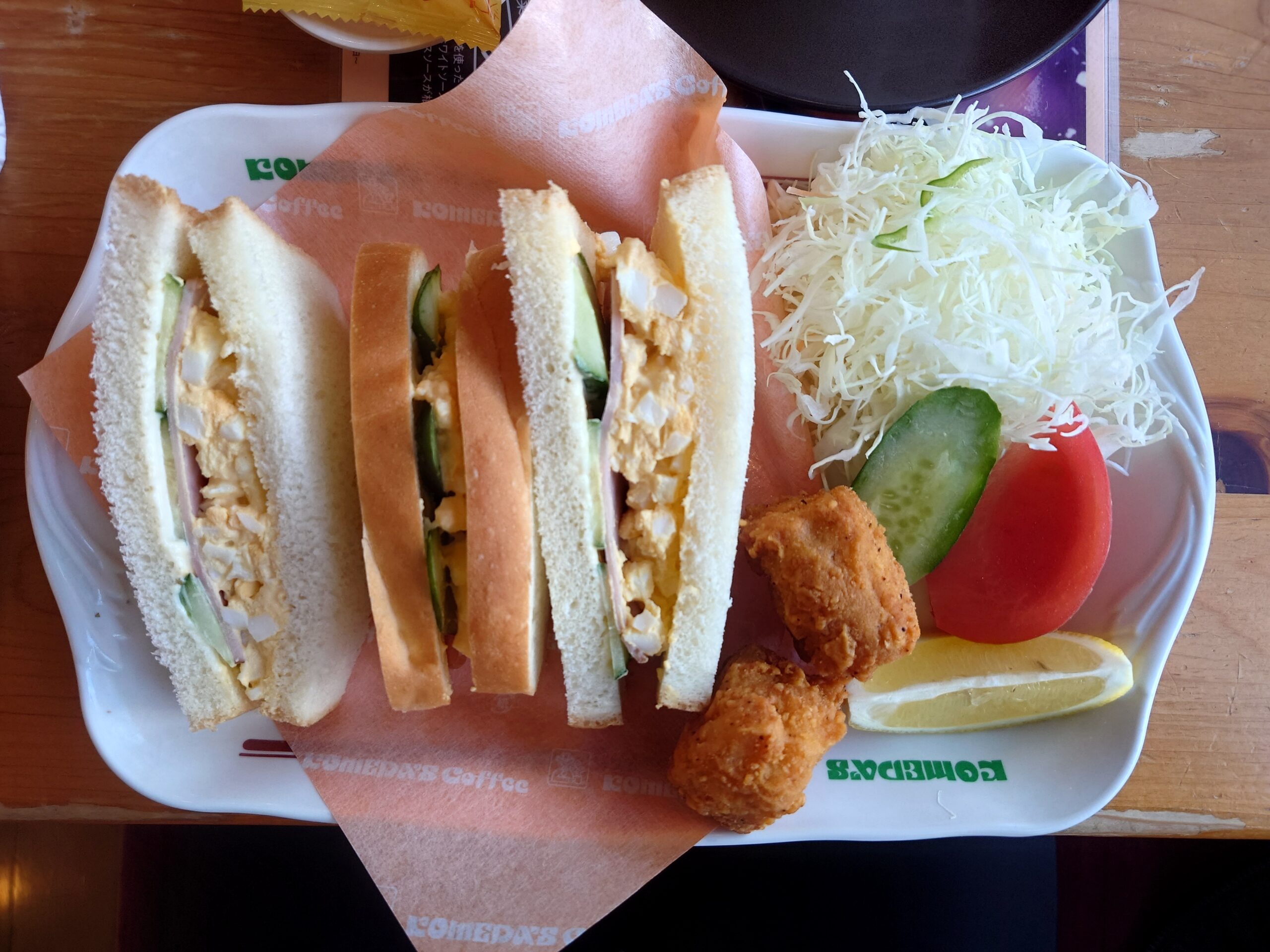 たっぷりコメダブレンド 640円+ミックスサンド　コメチキ2ケ付き 680円