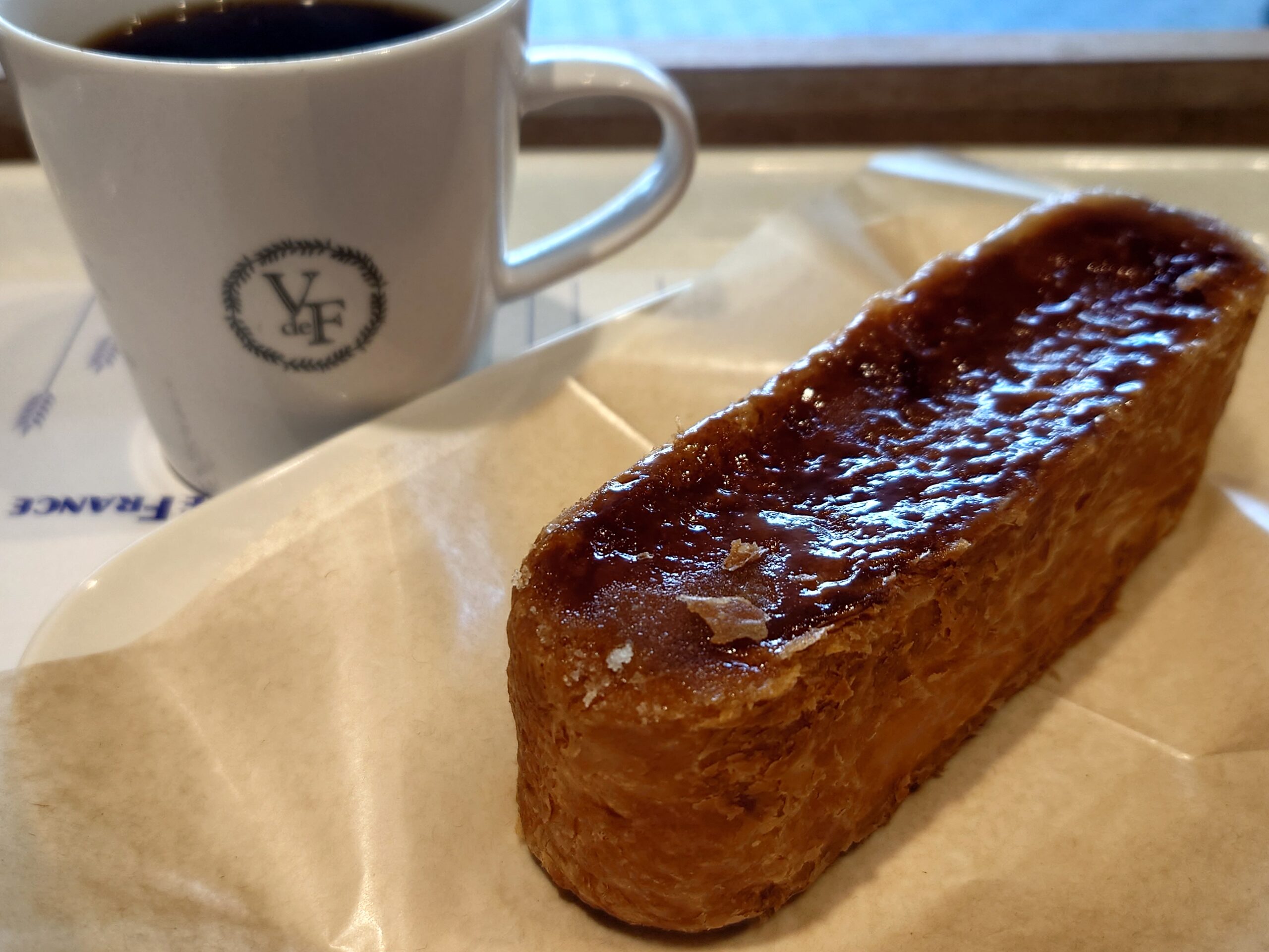 カラメルチーズバー+hotコーヒー セット540円(イートイン価格)