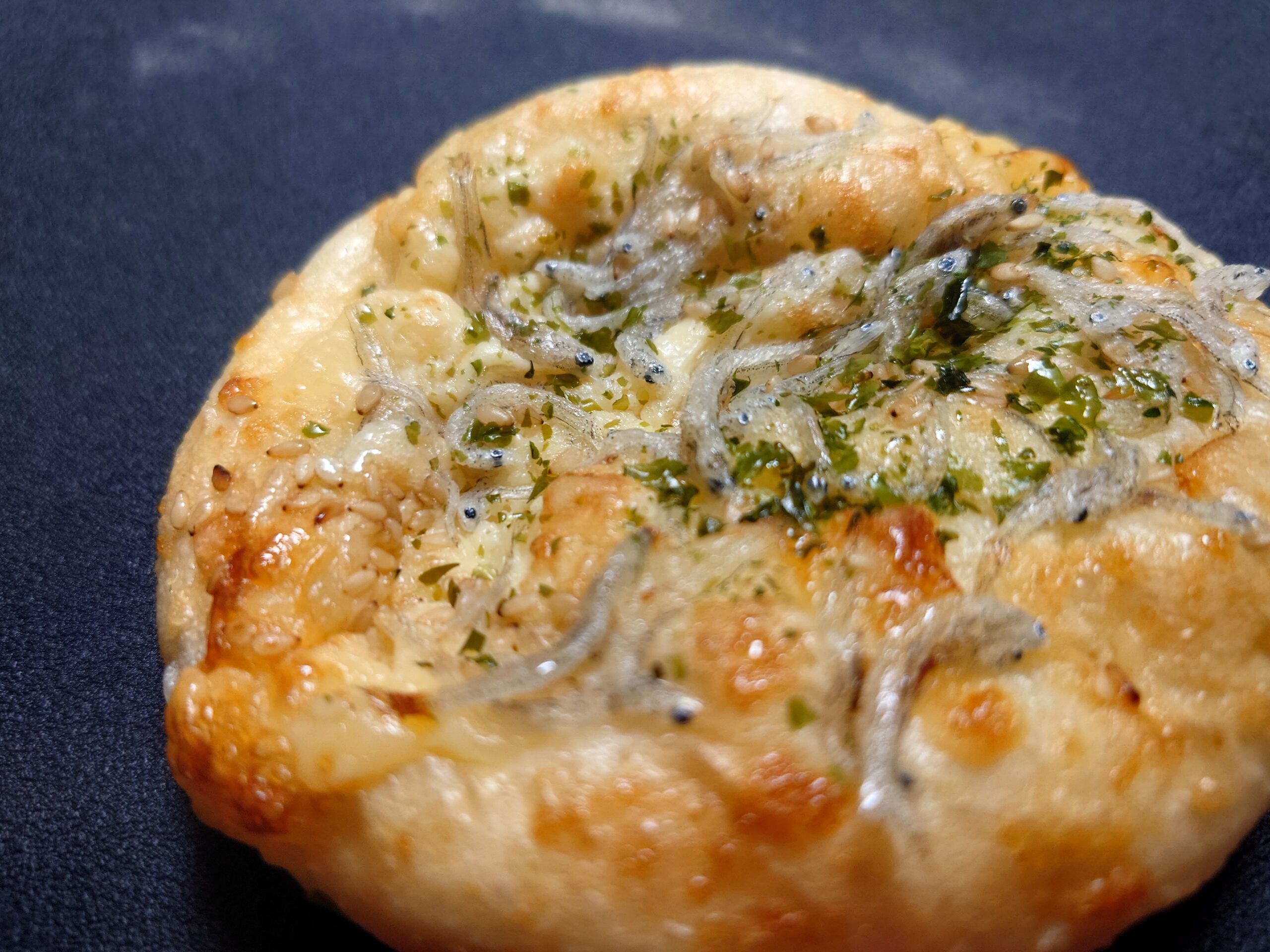 釜揚げしらすパン（瀬戸内産しらす使用） 250円