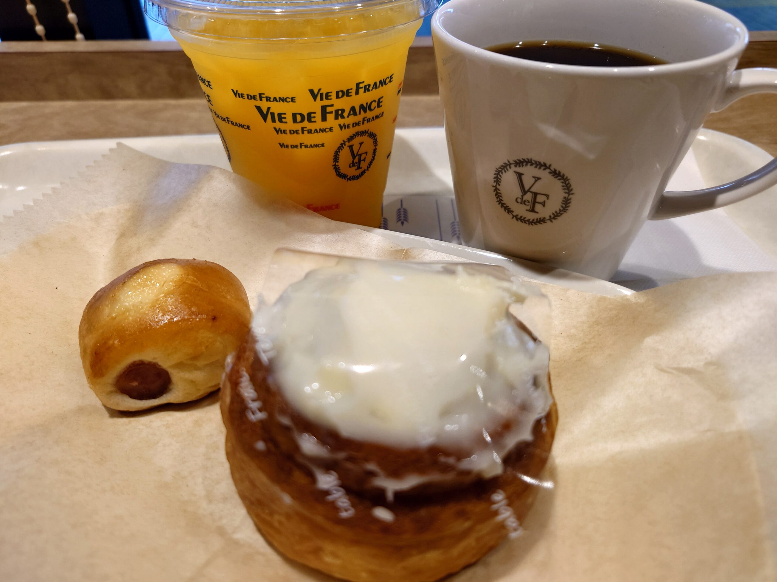 北海道産クリームチーズのロールパン+ブレンドコーヒー セット 550円+プチパン 81円+『愛媛みかん100%ストレートジュース』スタンプ8個
