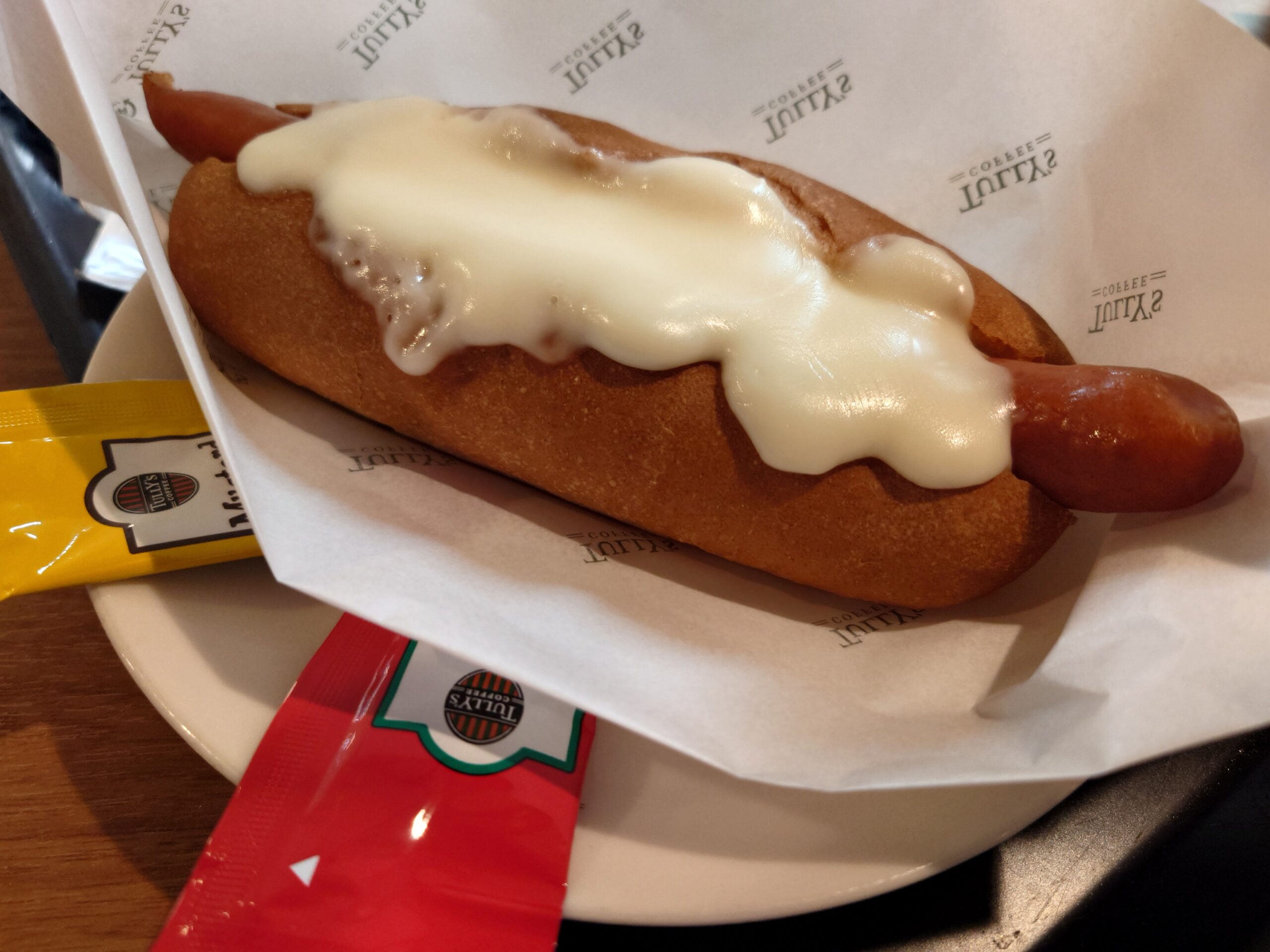 ボールパークドッグ 3種の北海道チーズメルト 430円+アイスコーヒーS 360円