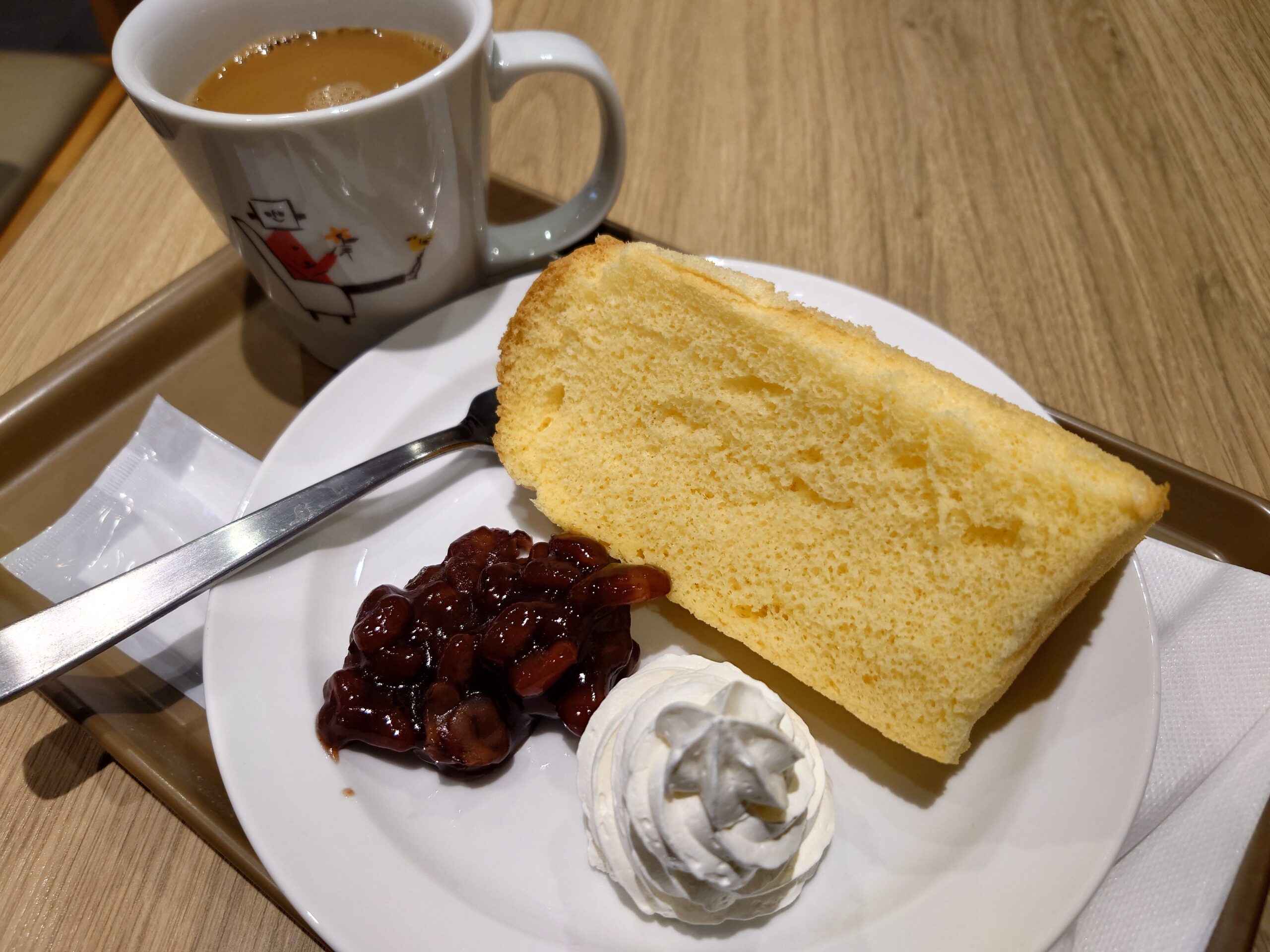 ふわふわシフォンケーキ つぶあんホイップ + ブレンドコーヒーR　セット 750円