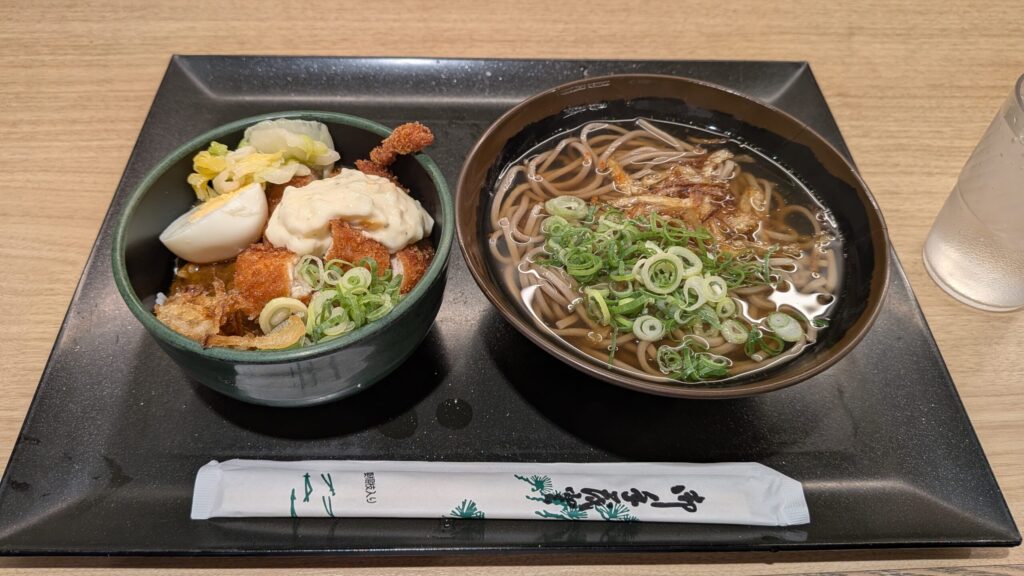 チキン南蛮カレー丼そば 970円