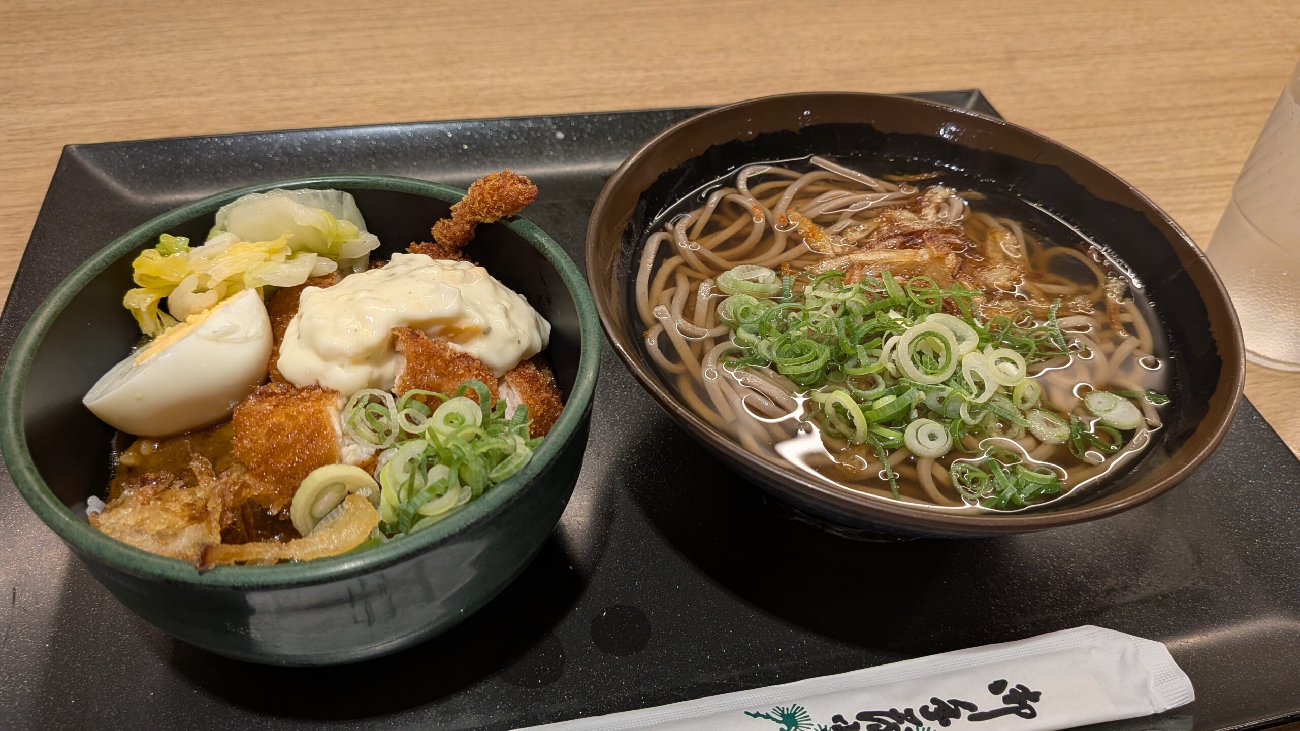 チキン南蛮カレー丼そば 970円
