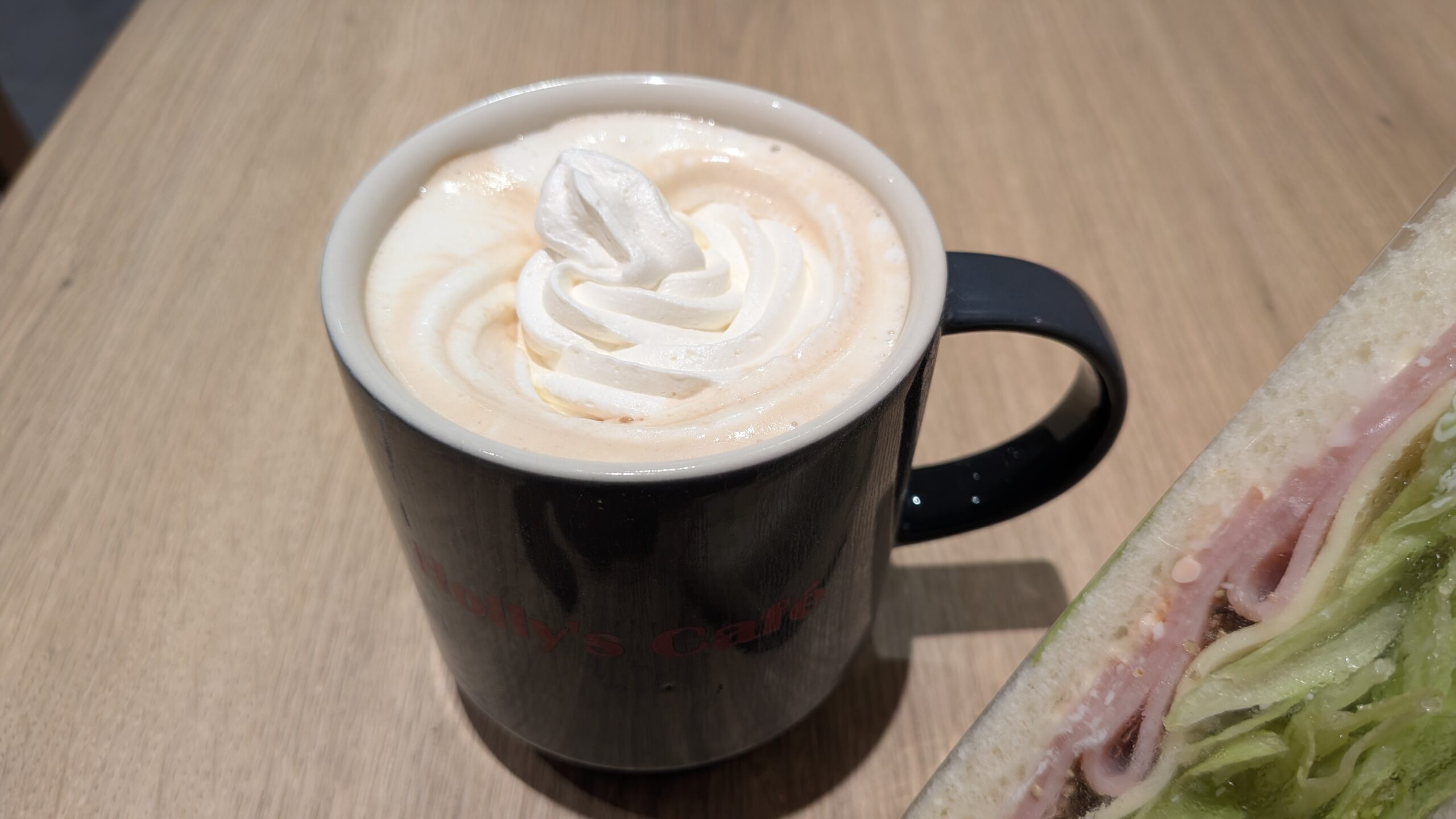 ウインナーコーヒー 450円+ハムサンド 260円(セットドリンク30円引き 680円)