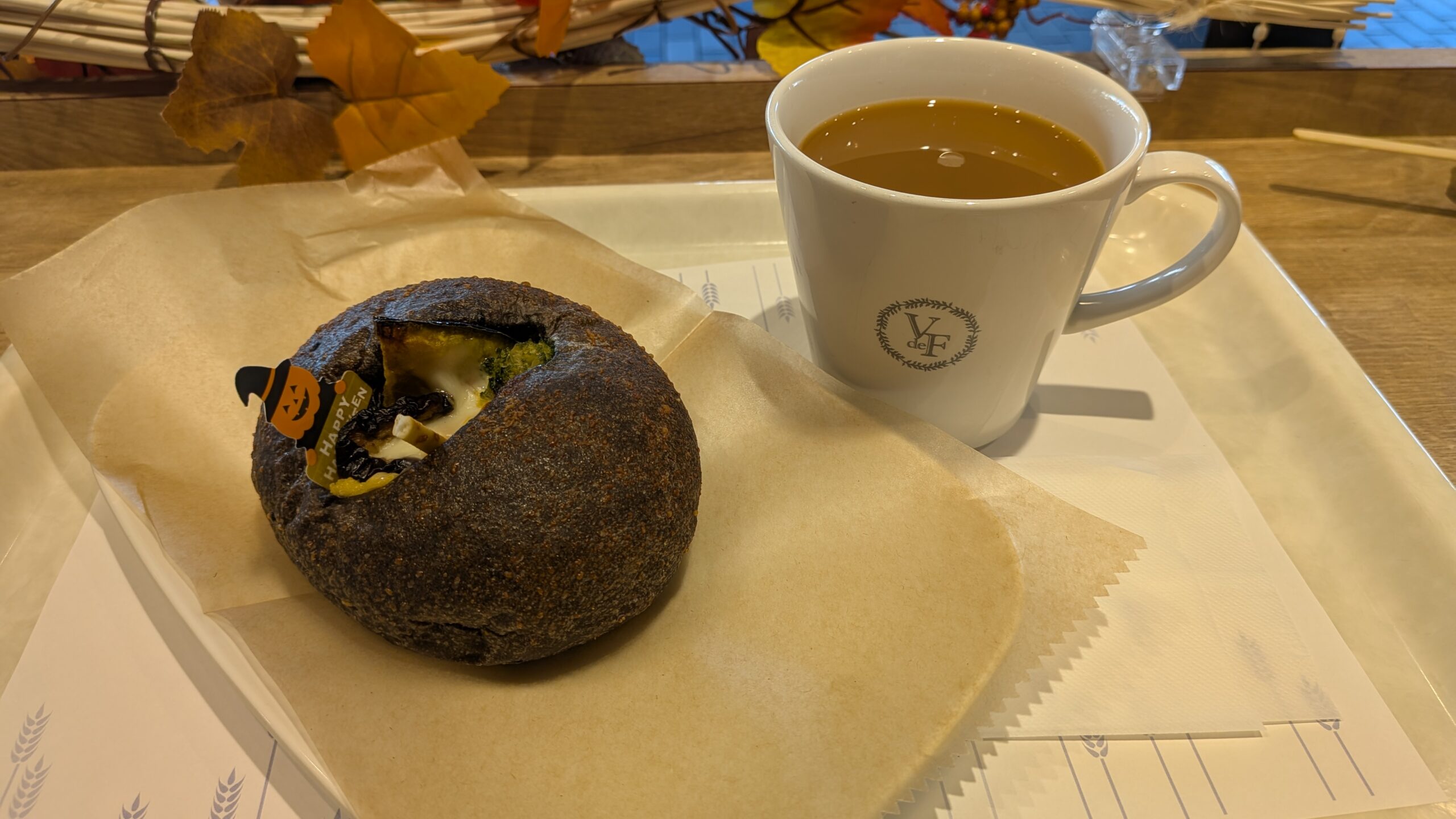 黒イトマトミートチーズセット(ブレンドコーヒー) 610円